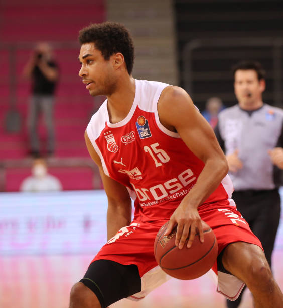 比赛背后都 比赛背后都